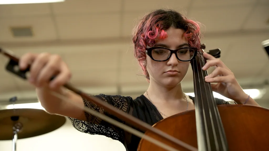 Júlia Mariana Ruoitti, de 16 anos, estuda violoncelo na Escola de Música do Estado de São Paulo Tom Jobim (Emesp)