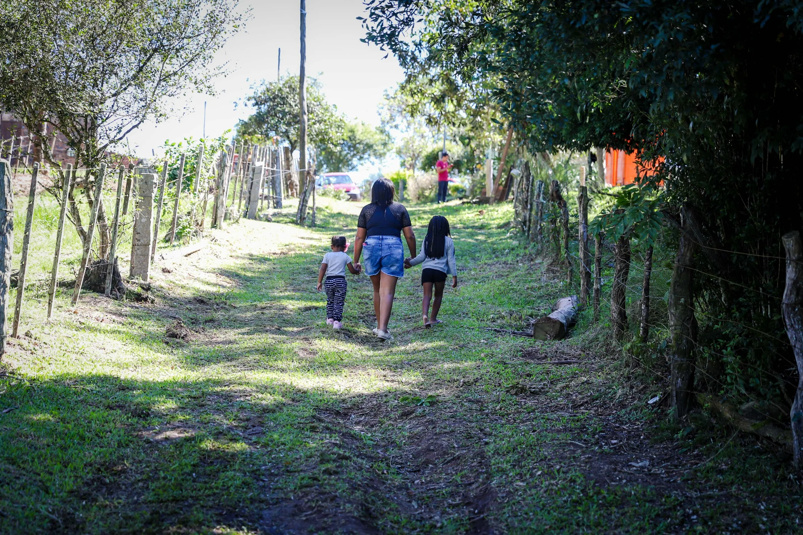 Caminhada pelo território do Quilombo Bisa Sabina, que busca reconhecimento oficial em Canguçu, município com 16 comunidades certificadas