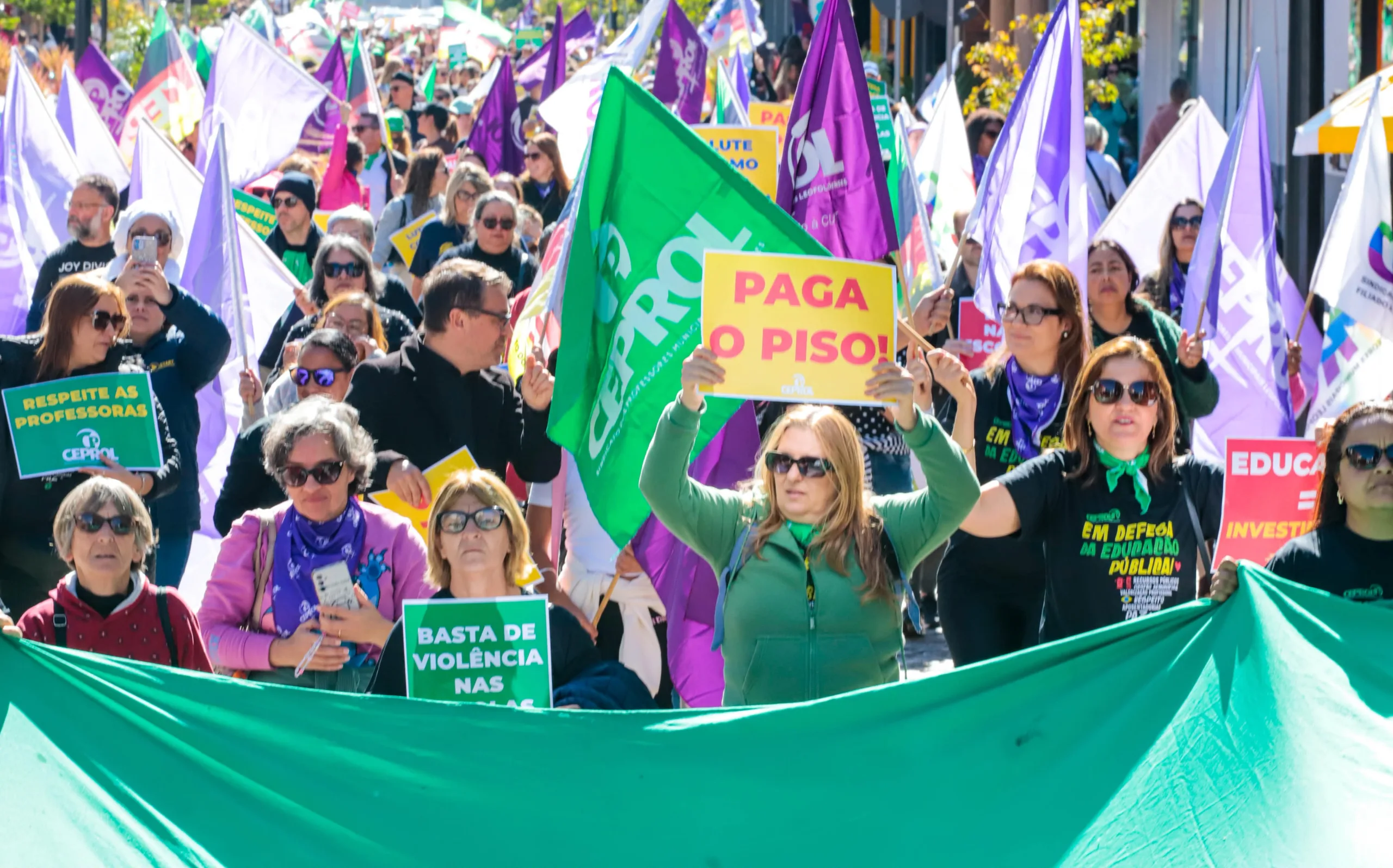 Trabalhadores da educação protestaram em frente a prefeituras por valorização e investimentos nas escolas