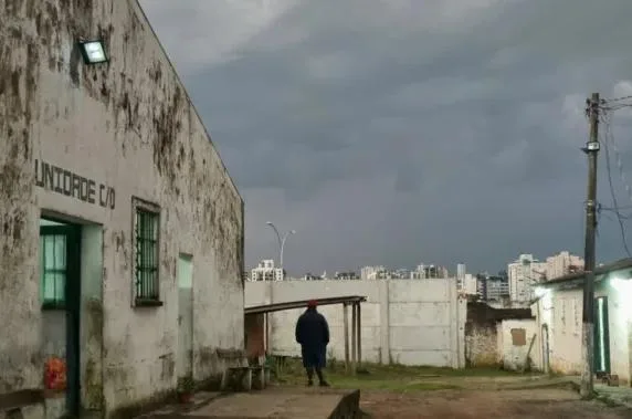 Parte externa da galeria D do Instituto Psiquiátrico Forense Dr. Maurício Cardoso com interno olhando para o céu com nuvens