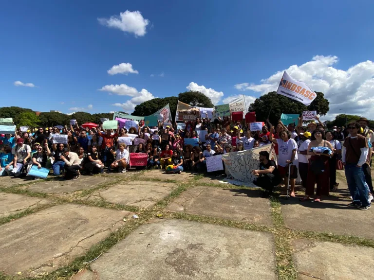 Manifestantes ocuparam a praça do Palácio do Buriti com faixas, apresentações culturais e críticas à falta de investimentos na rede pública de saúde mental do DF.