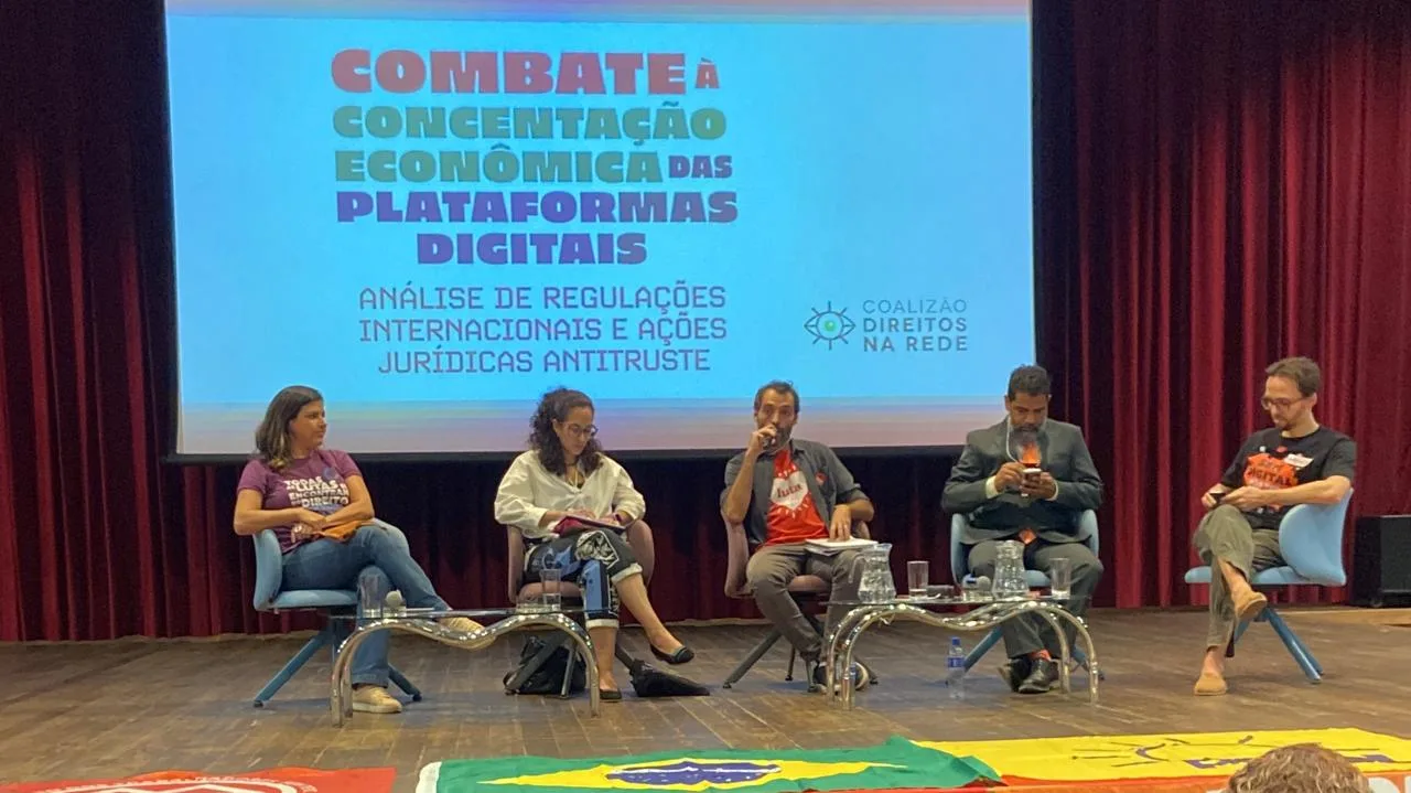 Participantes do encontro nacional discutem os impactos da concentração tecnológica e defendem maior atuação pública sobre o ambiente digital brasileiro.