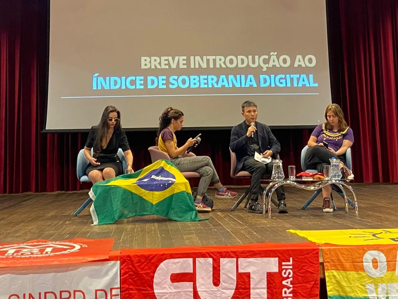 Especialistas discutem os impactos da dependência estrangeira sobre dados, infraestrutura e desenvolvimento tecnológico nos países periféricos.