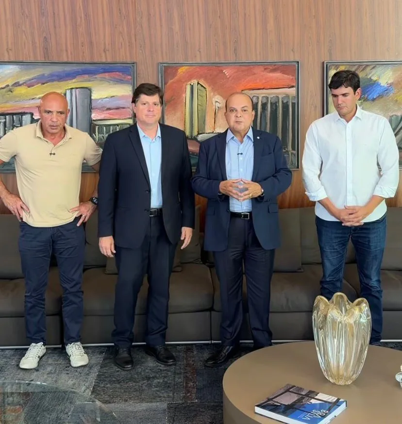 Ex-governador Ibaneis Rocha reúne lideranças do MDB durante anúncio de realinhamento político.