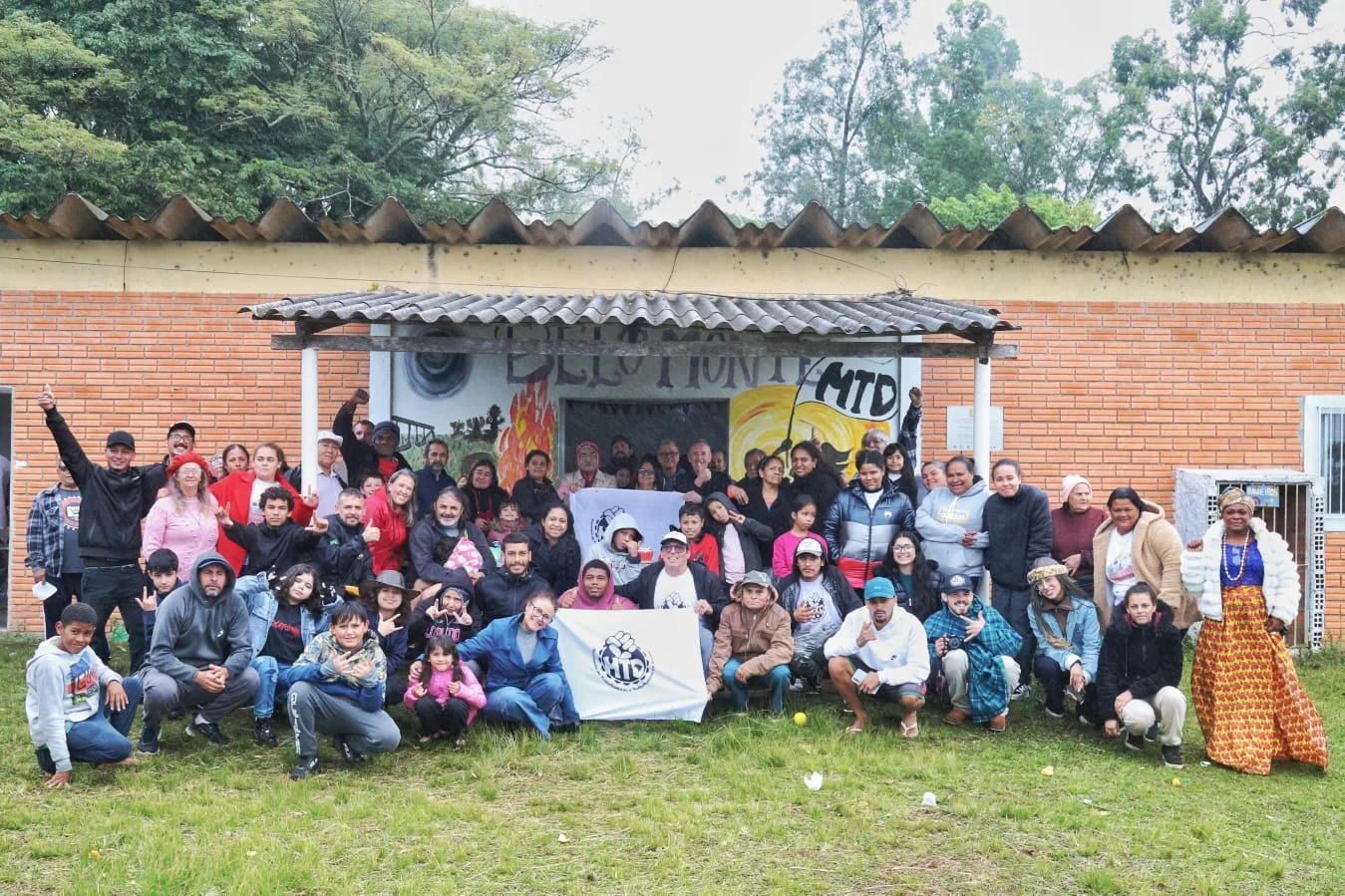 Moradores e parceiros do Assentamento Rururbano Belo Monte reunidos durante as comemorações dos 25 anos de fundação, no último sábado (23)