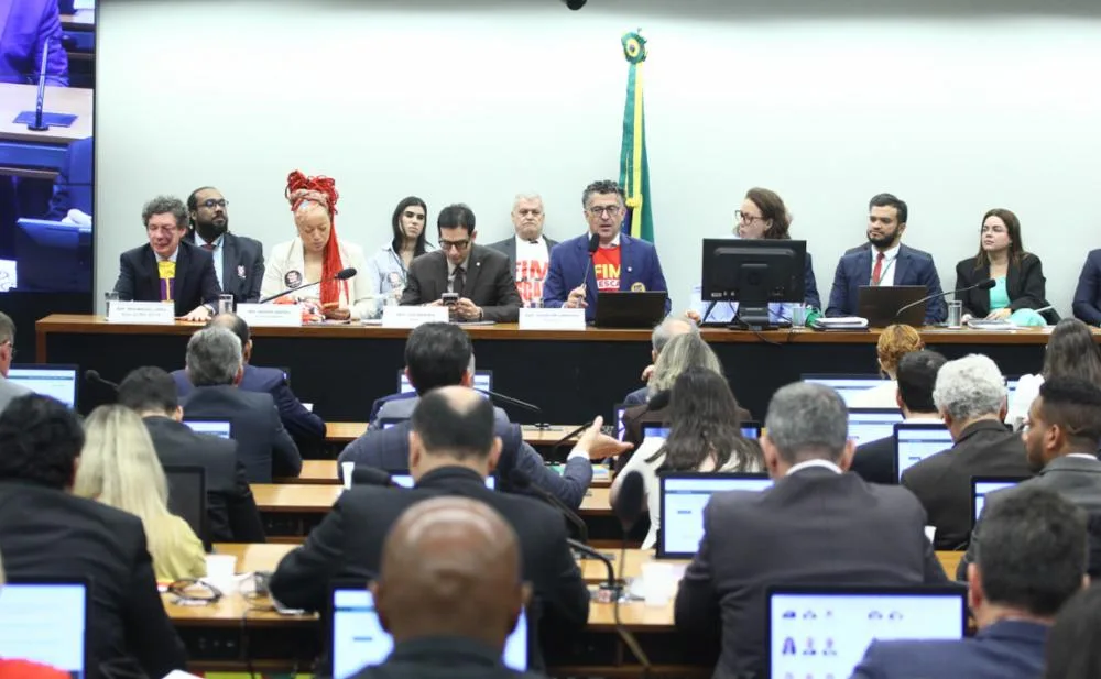 Discussão e votação do parecer do relator da comissão especial da escala 6x1