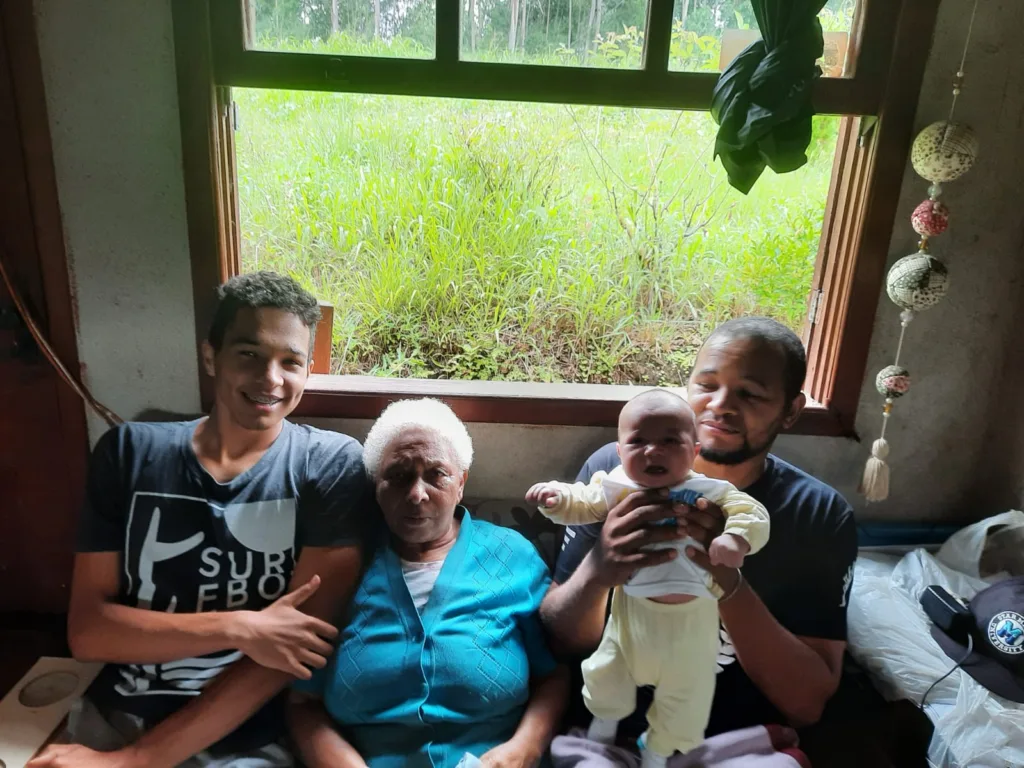 Leandro Rodrigues Flor com familiares, em registro sobre memória e continuidade entre gerações