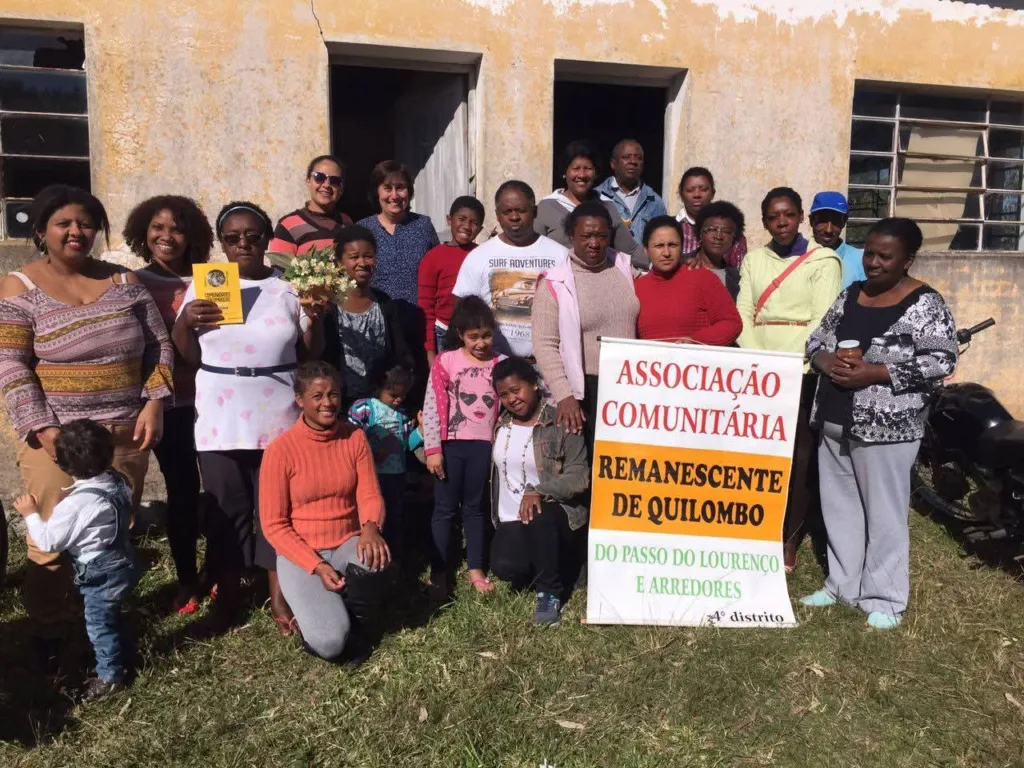 Moradores do Passo do Lourenço e Arredores em frente à associação comunitária, em Canguçu