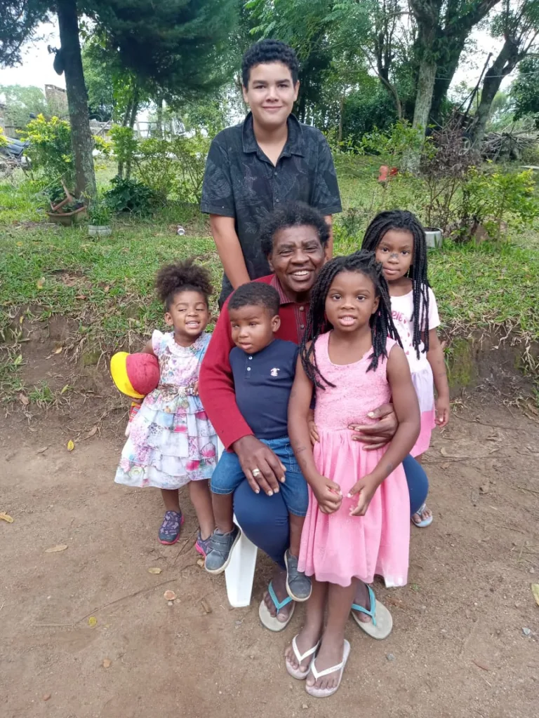 Maria Florinda Crespo Mendes com crianças do Passo do Lourenço e Arredores, em registro sobre memória e saberes entre gerações
