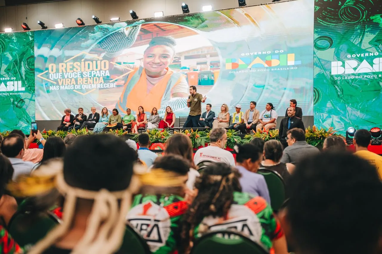 Pessoal sentadas e o palco ao fundo