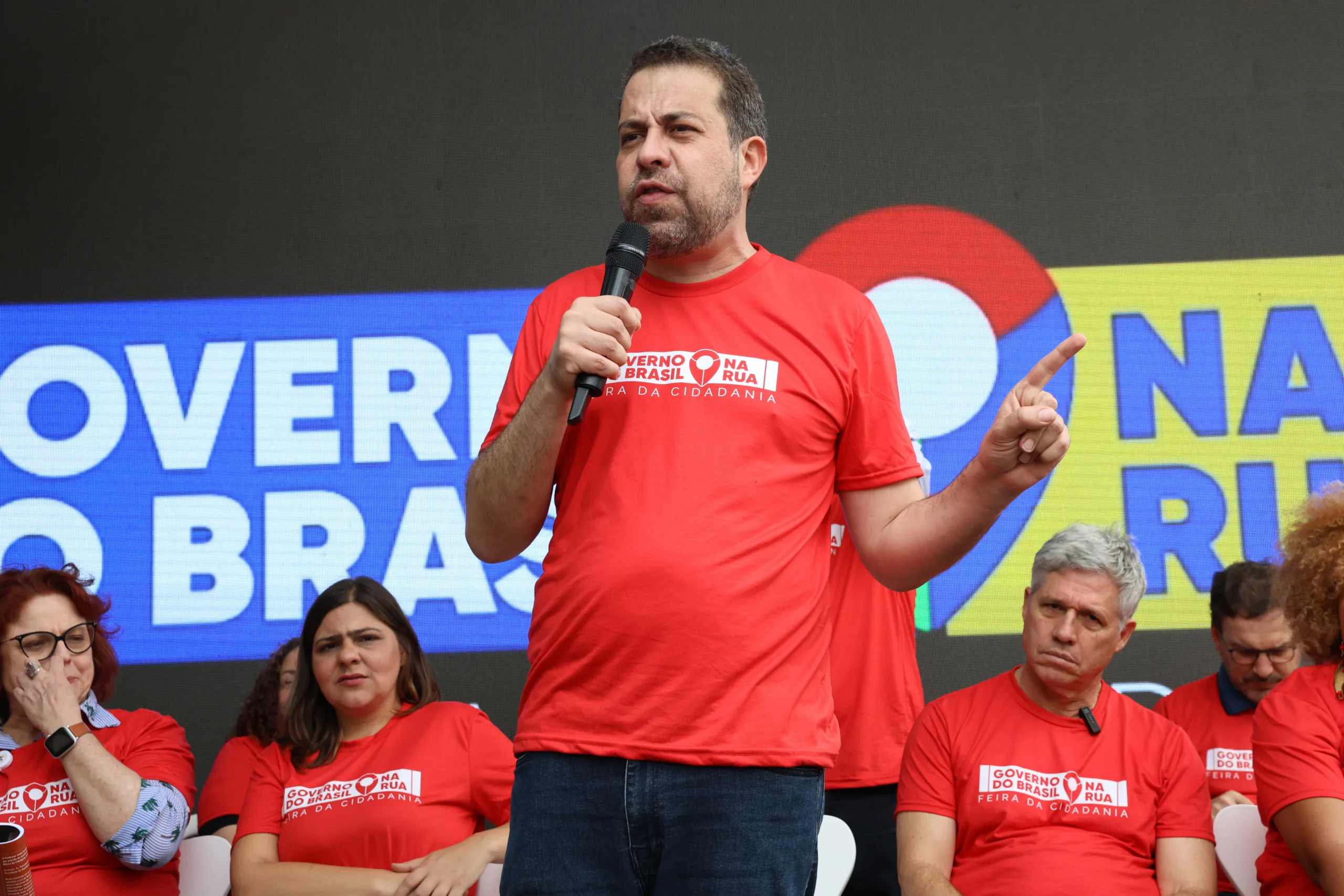O ministro-chefe da Secretaria-Geral da Presidência da República, Guilherme Boulos, participa da abertura do mutirão Governo do Brasil na Rua em Porto Alegre