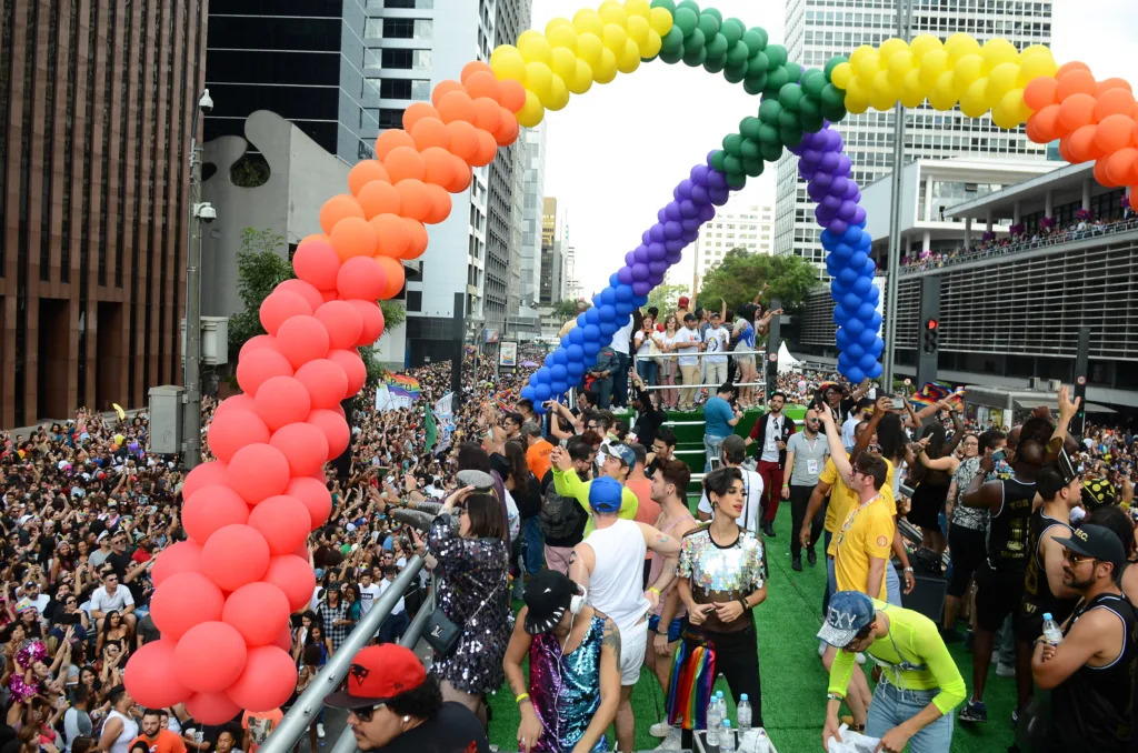 Ao longo de 30 anos, a Avenida Paulista se transformou em palco de debates que ajudaram a moldar parte da agenda de direitos da população LGBT+.