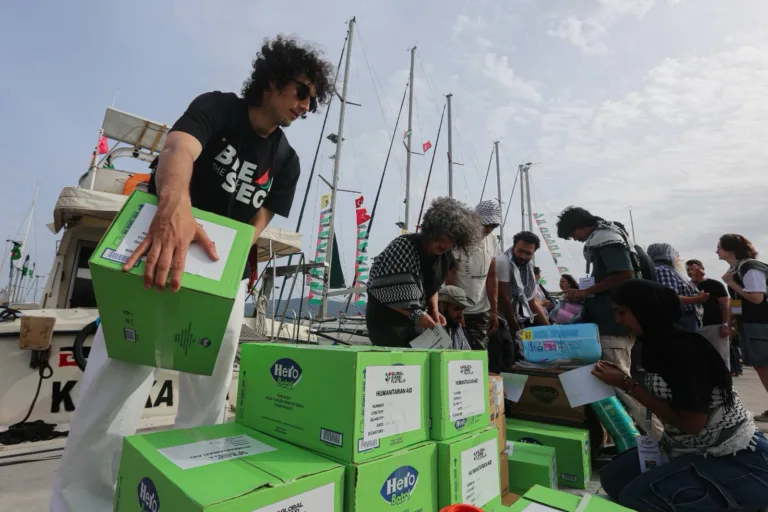 Voluntários da Sumud Flotilha Global abastecem barcos com ajuda humanitária na Turquia