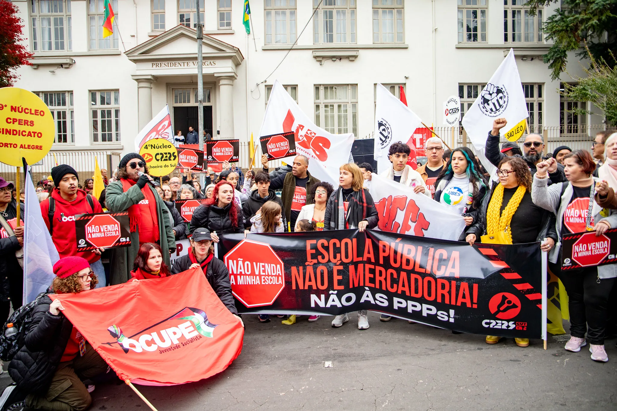 Cpers Sindicato e comunidade escolar protestam em Caxias do Sul contra concessão de serviços em 98 escolas estaduais
