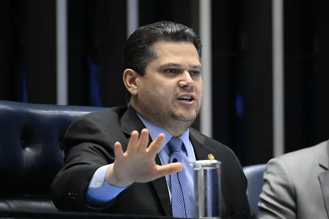 Pressão pelo fim da escala 6×1 cresce no Senado enquanto Alcolumbre mantém ritmo lento; reunião de líderes deve definir próximos passos