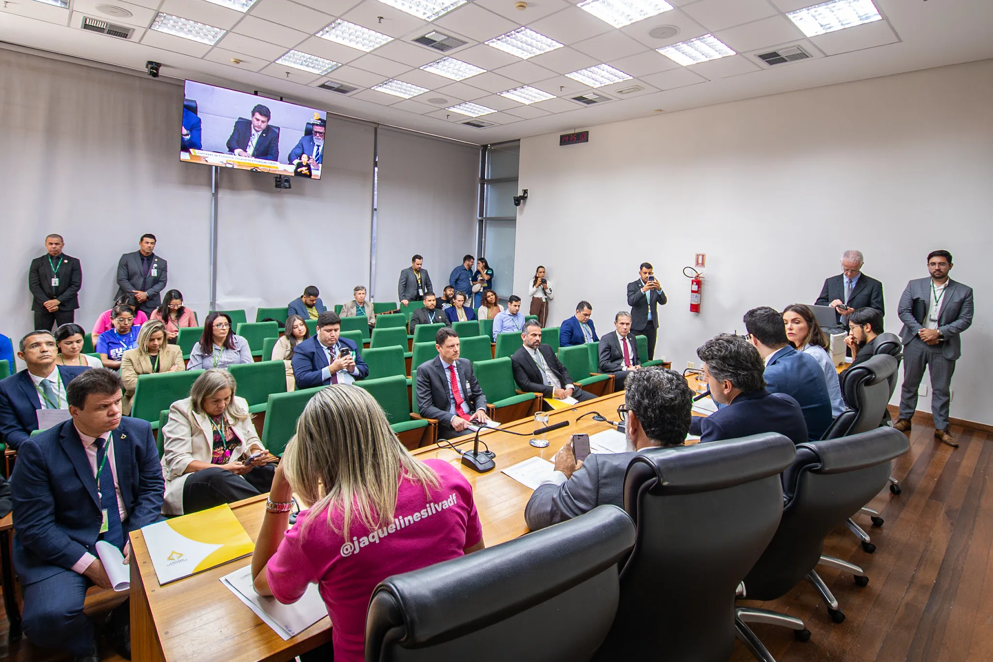 Integrantes da Comissão de Economia, Orçamento e Finanças durante análise preliminar do projeto que define as diretrizes fiscais e financeiras do DF para 2027.