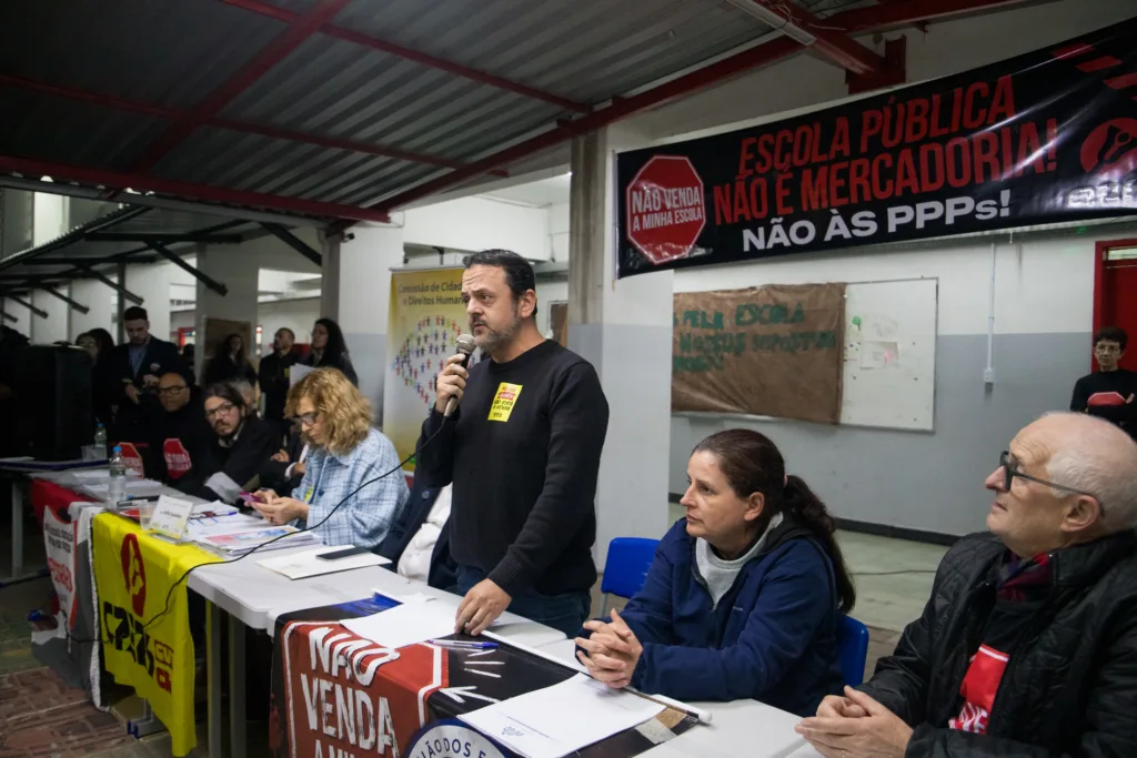 Diretor Vinicius Villela, do Pedrinho, durante audi&ecirc;ncia p&uacute;blica realizada na escola, localizada em S&atilde;o Leopoldo (RS)
