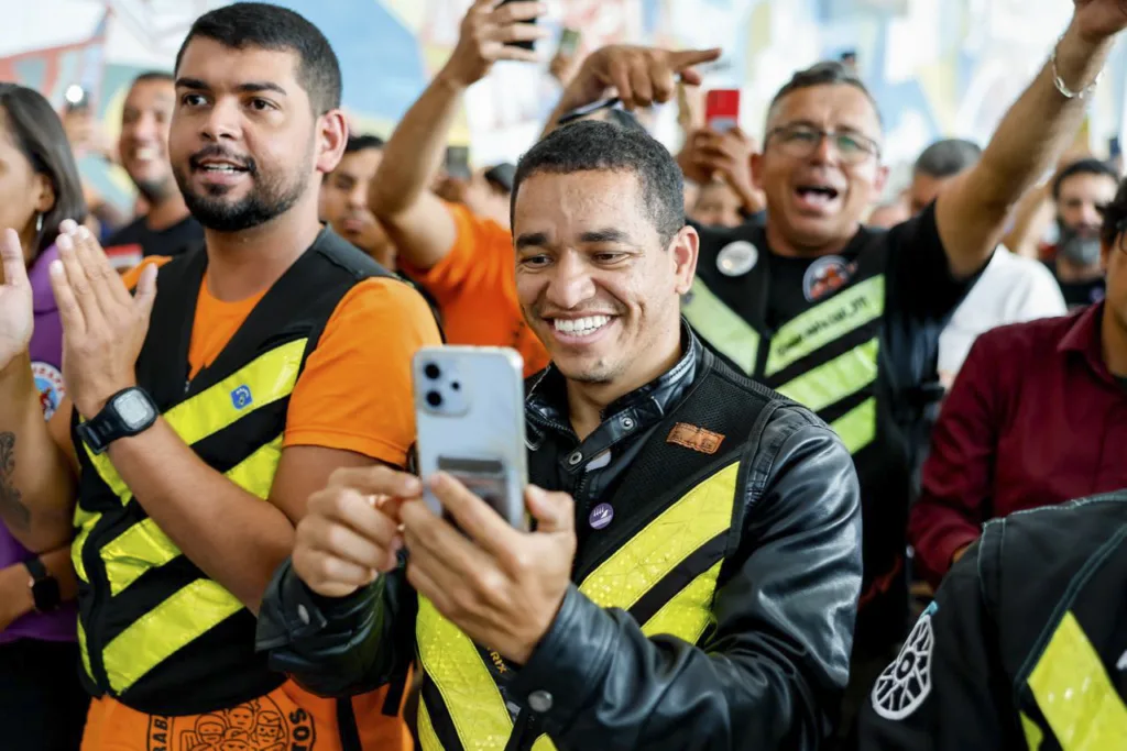 Os entregadores Mister e Sorriso no lançamento do programa Move Brasil Entregadores e Motoapp em Brasília (DF)
