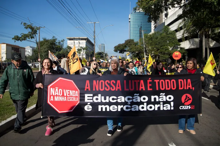 Governo Leite adia para julho leilão da PPP de 98 escolas estaduais