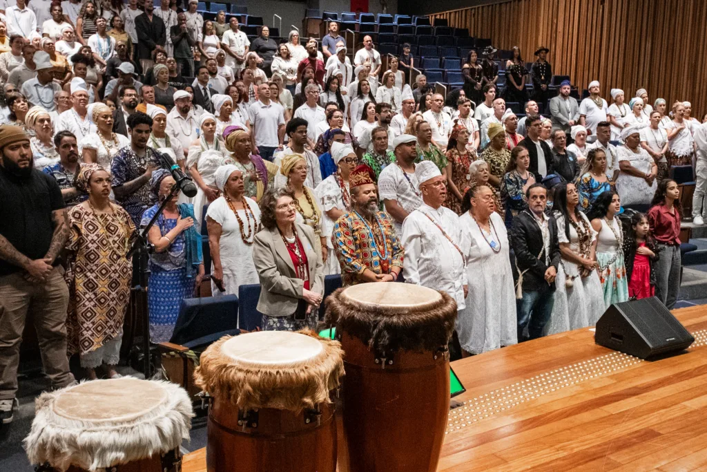 Participantes no plenário da CLDF durante a cerimônia que reuniu representantes de diferentes tradições afro-brasileiras e defendeu o respeito à diversidade.
