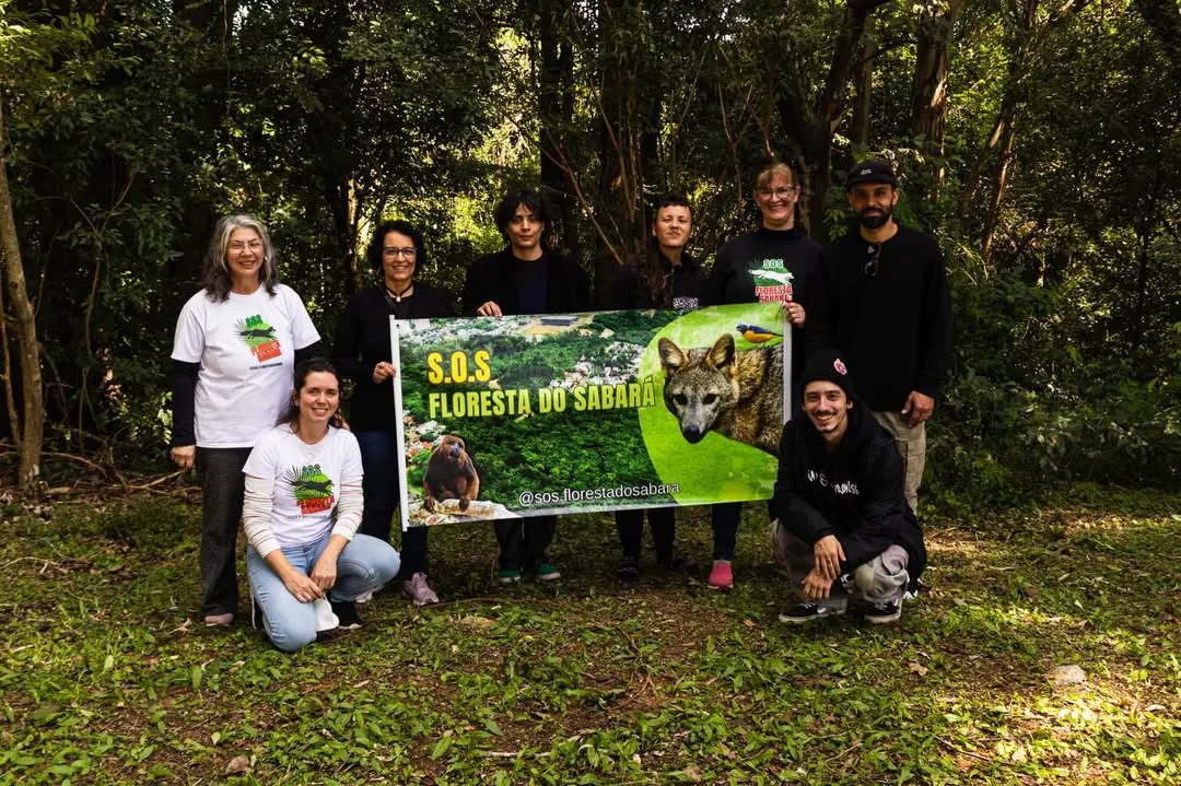 Equipe do curta 'Paradoxo' durante visita ao bairro Jardim Itu-Sabará, nas imediações da Floresta do Sabará, em Porto Alegre