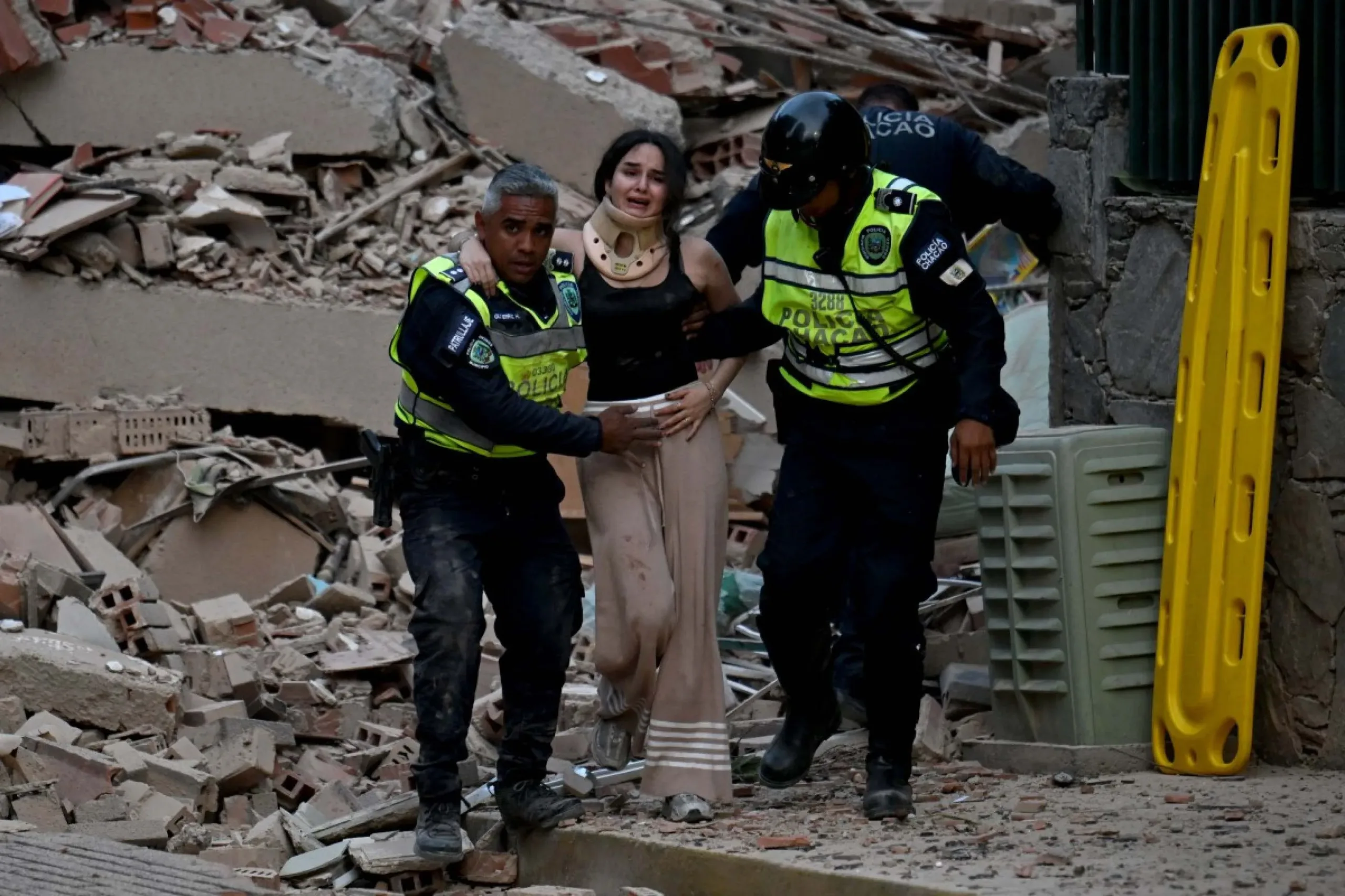 Equipes de resgate venezuelanas atuam nas áreas afetadas pelo terremoto, em uma operação coordenada para localizar sobreviventes, atender as vítimas e reduzir os impactos do desastre.