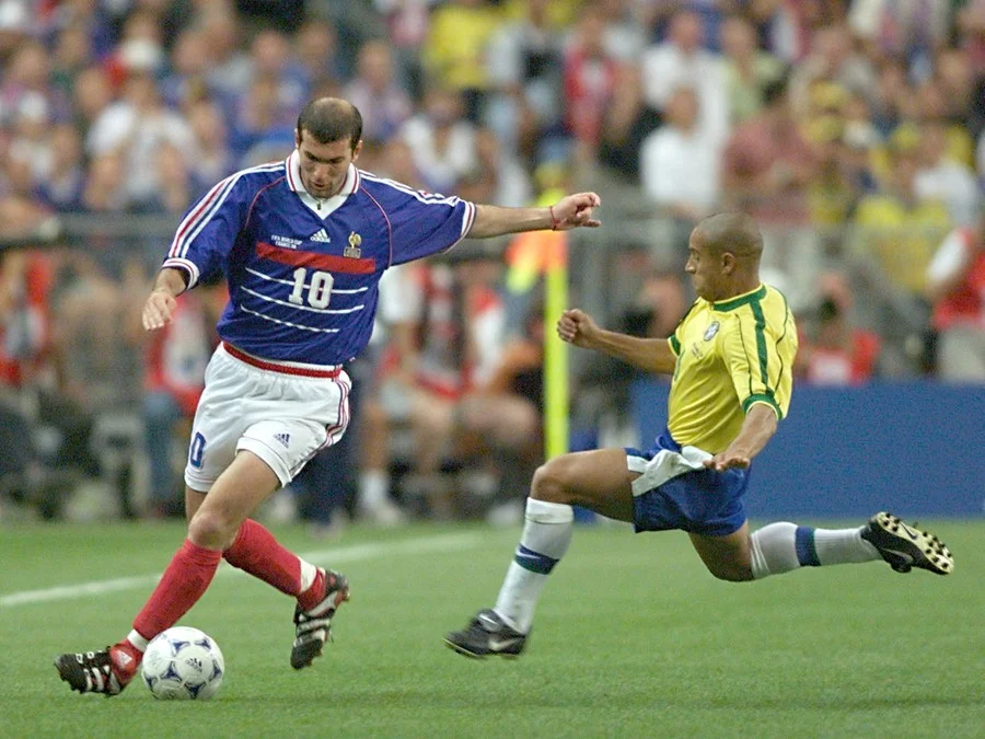 O futebol e a Copa como instrumentos coloniais