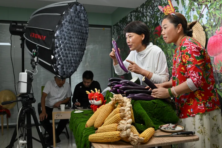 "curso intensivo prático de transmissão ao vivo" para camponeses no escritório de revitalização rural em Penglai, cidade de Yantai, província de Shandong, no leste da China, 26 de junho de 2025