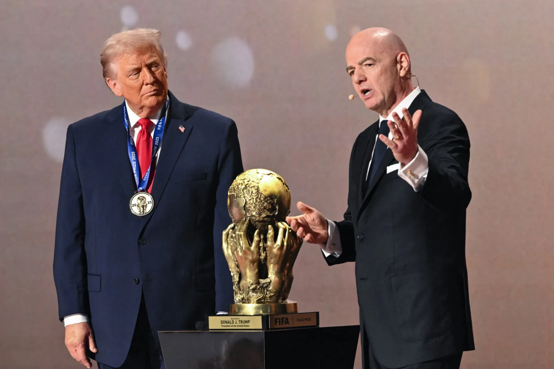 O presidente dos EUA, Donald Trump, recebe o Prêmio da Paz da Fifa do presidente da Fifa, Gianni Infantino.