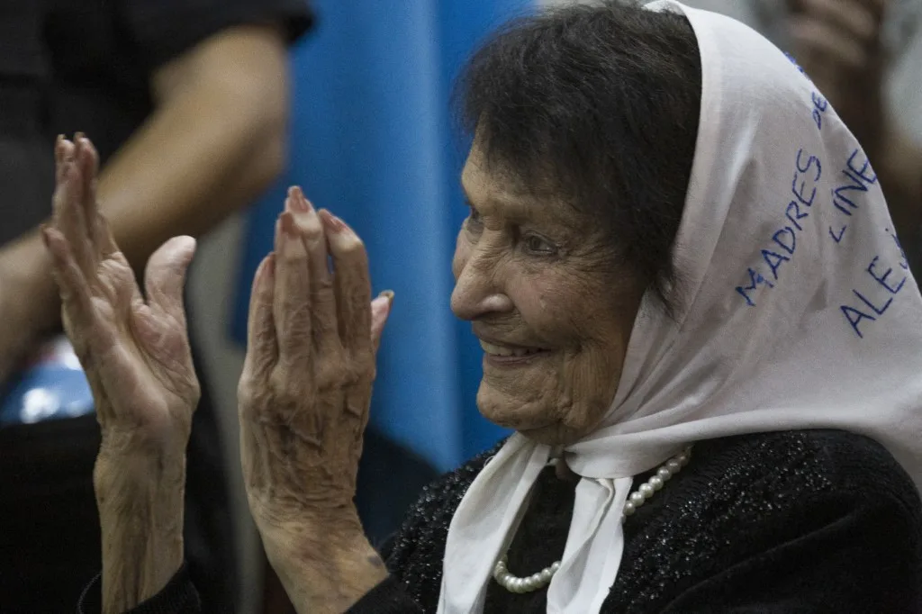 Morre Taty Almeida, liderança histórica das Mães da Praça de Maio, aos 95 anos