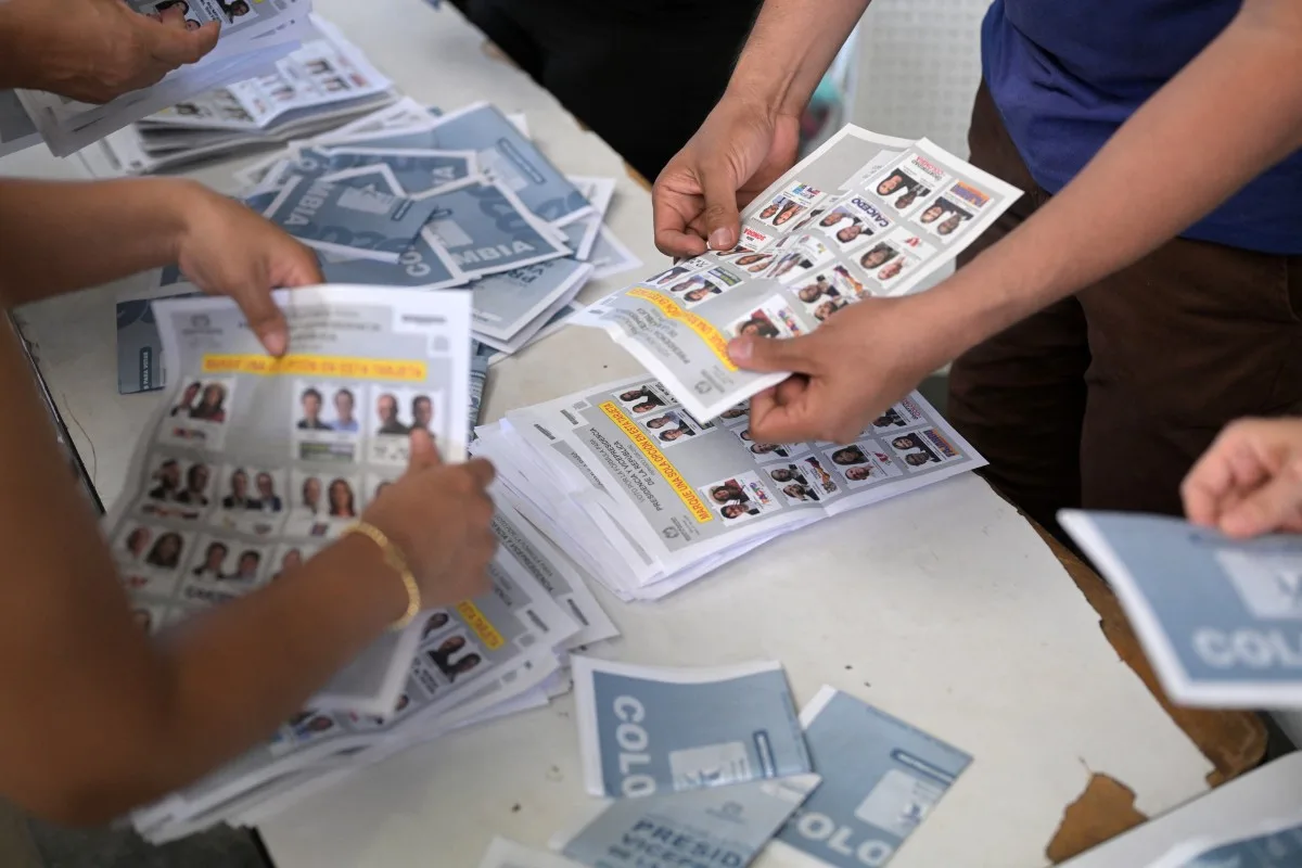 Funcionários de uma seção eleitoral contam votos durante a eleição presidencial em Cali, Colômbia, em 31 de maio de 2026.