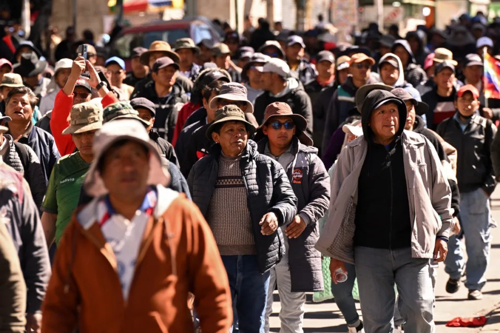 Manifestantes participam de um protesto antigovernamental pedindo a renúncia do presidente boliviano Rodrigo Paz em La Paz, em 1º de junho de 2026