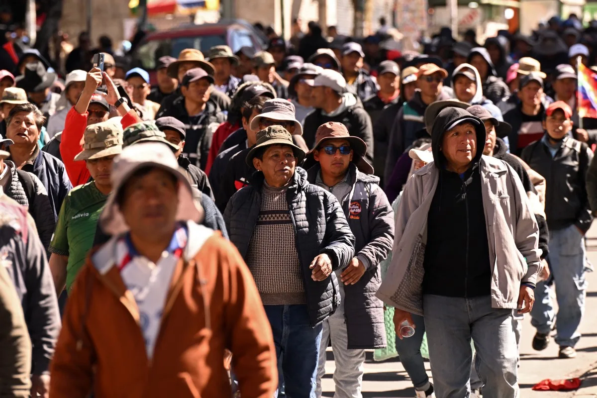 Manifestantes participam de um protesto antigovernamental pedindo a renúncia do presidente boliviano Rodrigo Paz em La Paz, em 1º de junho de 2026