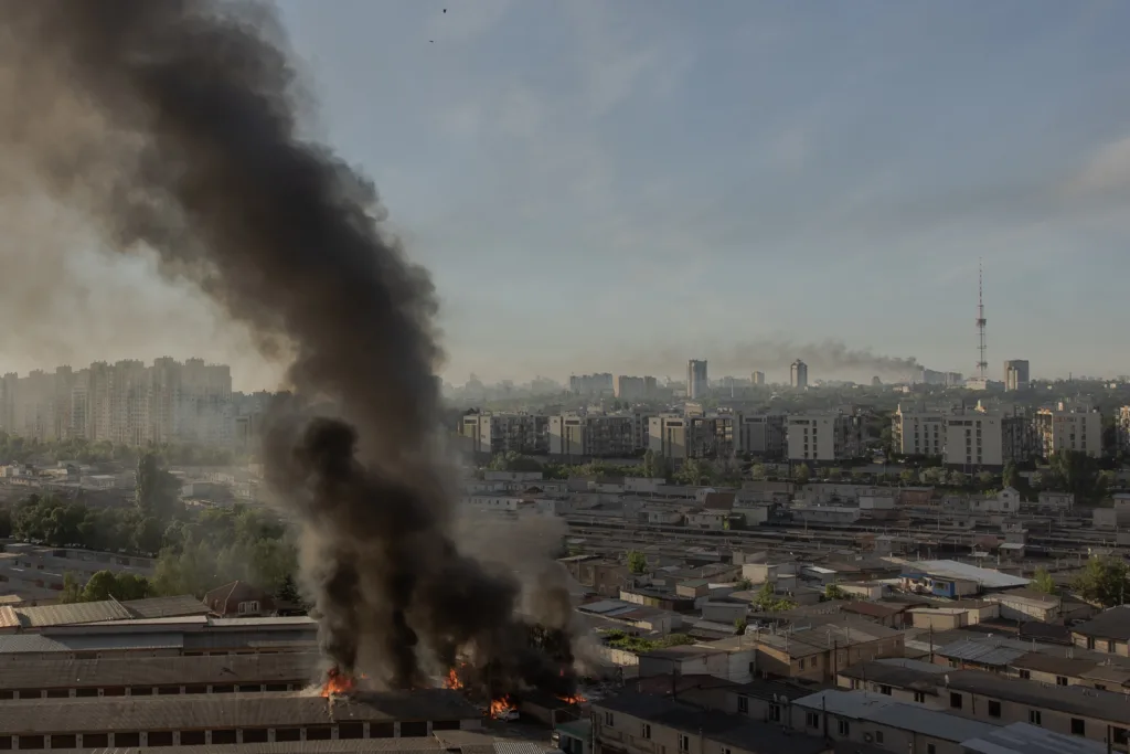 Fumaça sobe de diferentes locais danificados durante ataques com mísseis e drones russos em Kiev, em 2 de junho de 2026