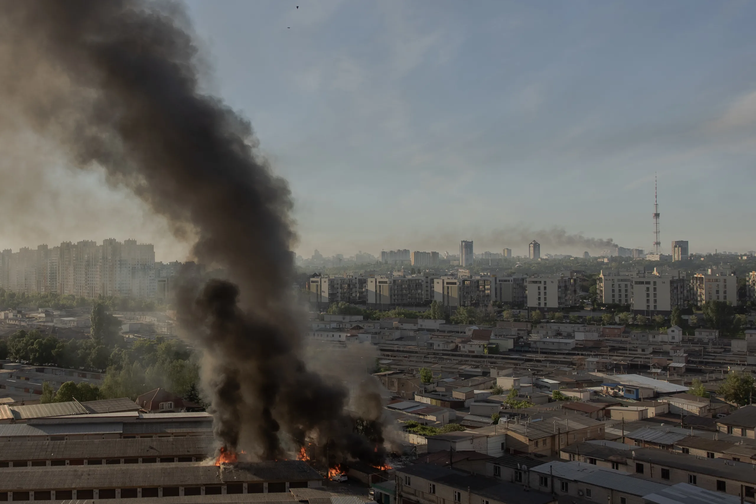 Fumaça sobe de diferentes locais danificados durante ataques com mísseis e drones russos em Kiev, em 2 de junho de 2026