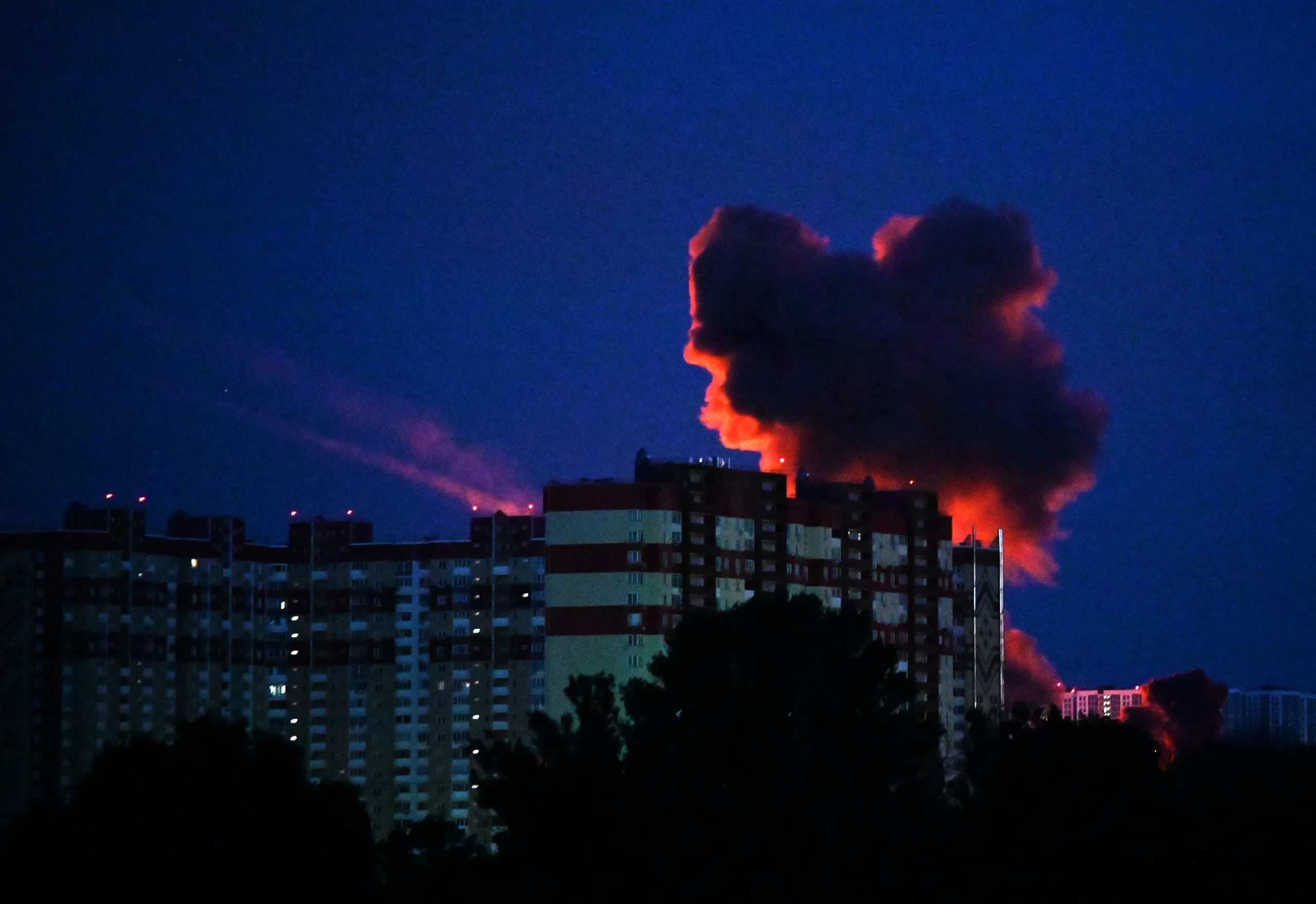 Fumaça cobre o céu da capital ucraniana de Kiev durante ataque russo com mísseis na madrugada de 2 de junho de 2026