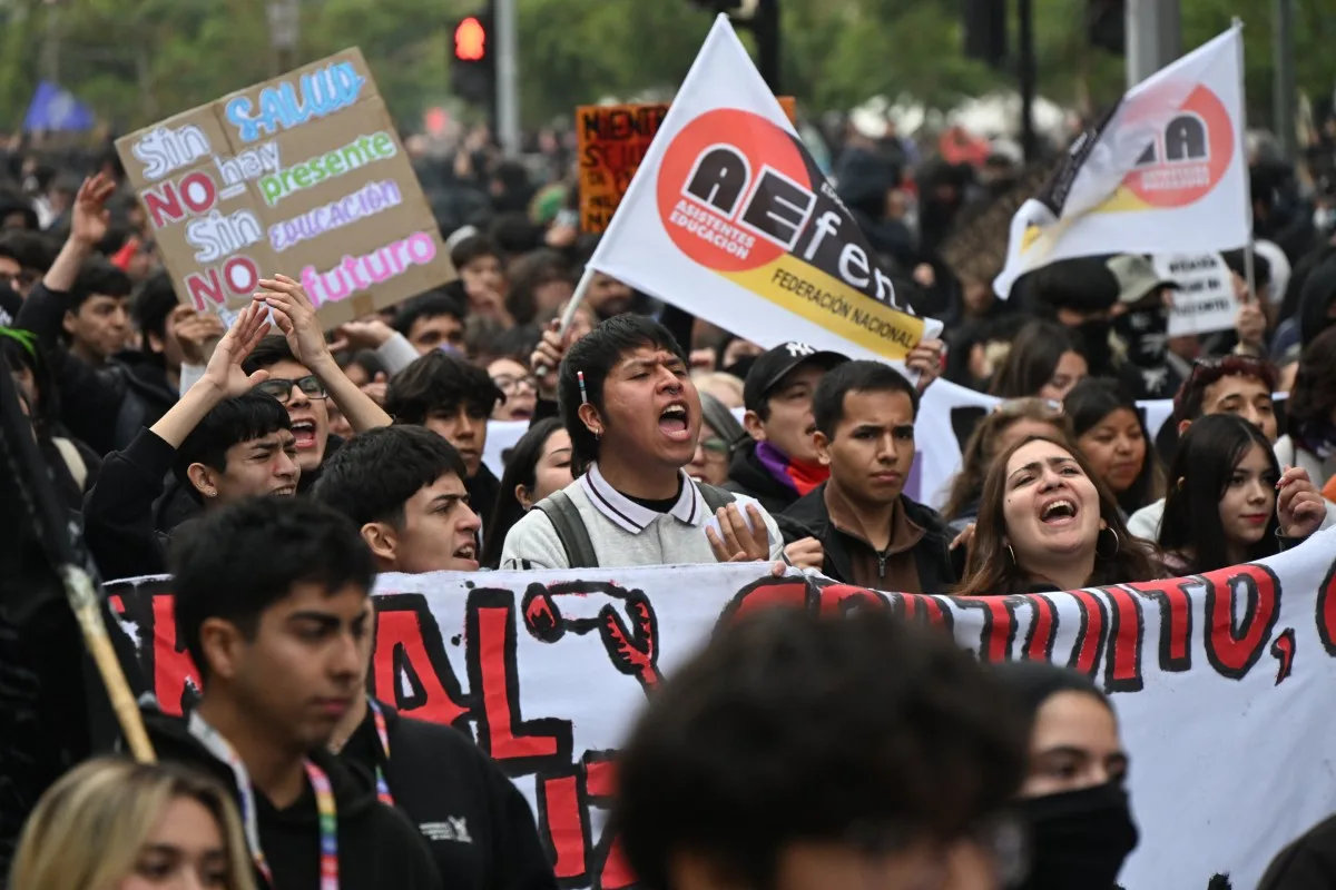 Polícia chilena agride e prende jornalistas que cobrem manifestações contra o governo Kast