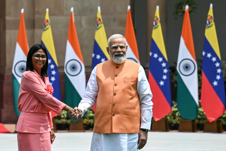 A presidente interina da Venezuela, Delcy Rodríguez (à esquerda), cumprimenta o primeiro-ministro da Índia, Narendra Modi
