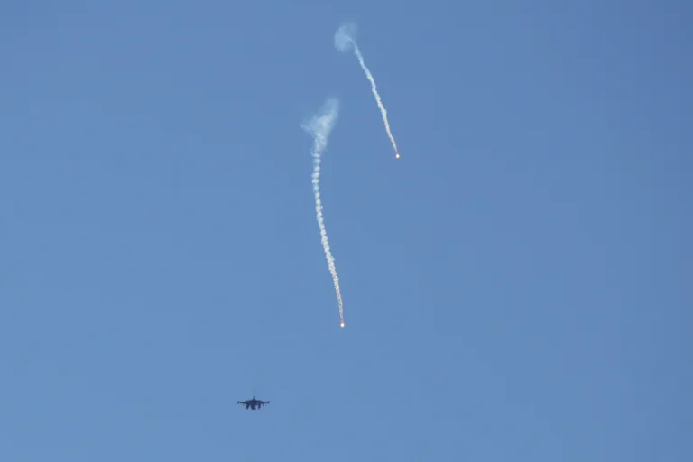 Um avião de guerra israelense lança sinalizadores enquanto sobrevoa a região de Marjayoun, no sul do Líbano