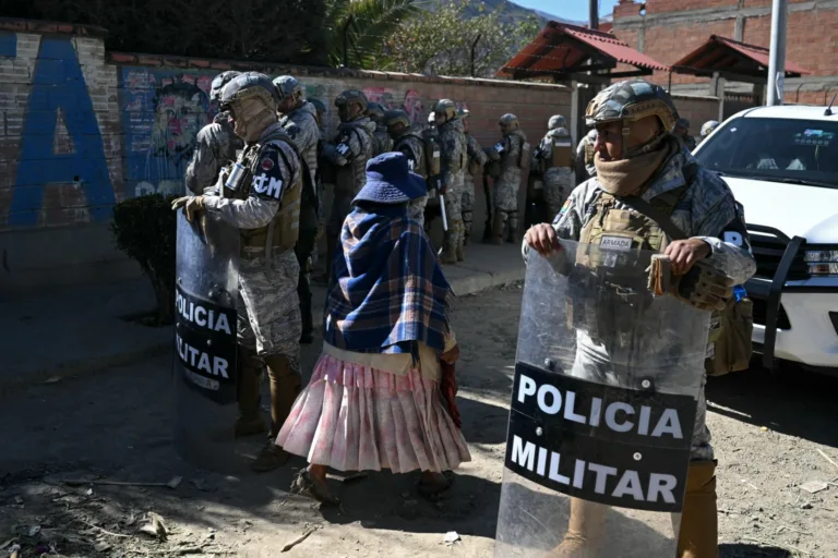 Bolívia prende líderes de protestos em meio a respaldo militar dos EUA