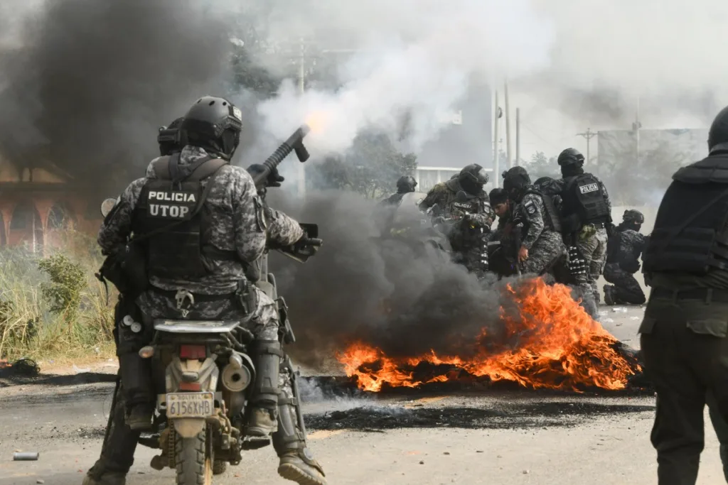 Operação policial contra manifestantes que bloqueavam estrada em San Julián, departamento de Santa Cruz