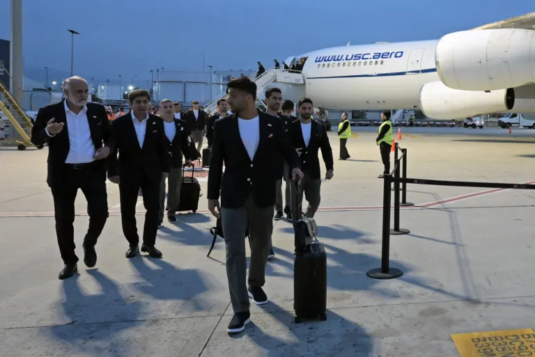 Jogadores do Irã caminham na pista ao chegarem ao Aeroporto Internacional de Tijuana para Copa do Mundo 2026
