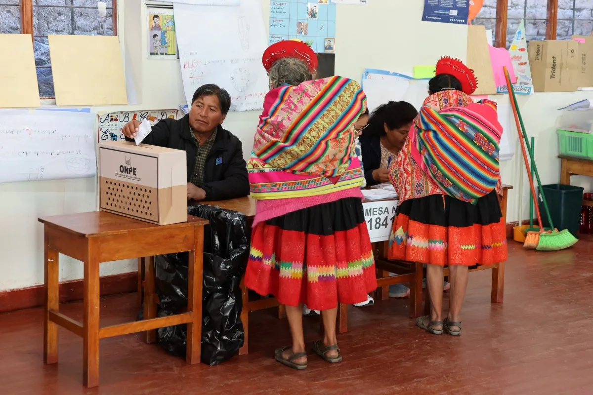 Eleição no Peru segue indefinida com mais de 90% das urnas apuradas