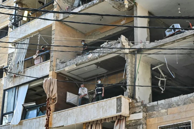Equipes de resgate inspecionam danos de um ataque aéreo israelense que atingiu prédio residencial nos subúrbios do sul de Beirute