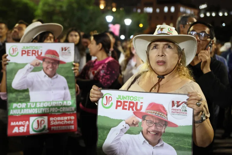 Sánchez, candidato da esquerda, passa à frente de Keiko Fujimori em disputa voto a voto no Peru