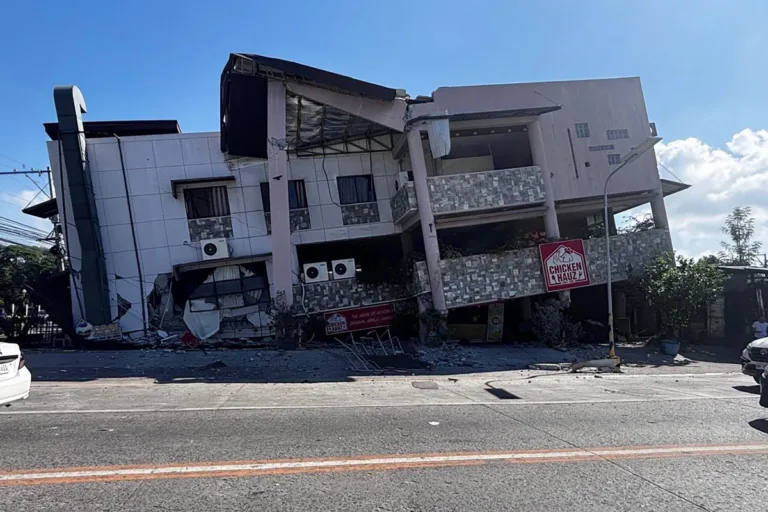 Um prédio desabado é visto após um terremoto de magnitude 7,8 na cidade de General Santos, nas Filipinas, em 8 de junho de 2026
