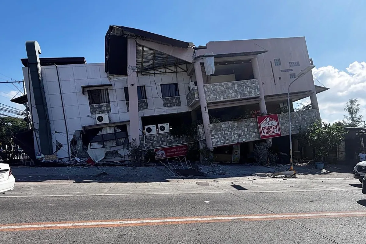 Um prédio desabado é visto após um terremoto de magnitude 7,8 na cidade de General Santos, nas Filipinas, em 8 de junho de 2026