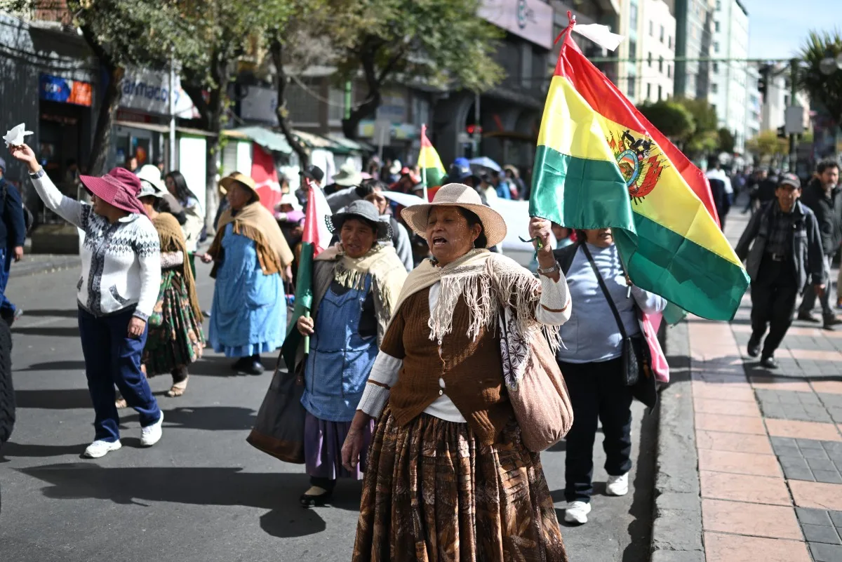 As marchas contra os bloqueios e pela renúncia do presidente da Bolívia, Rodrigo Paz, continuam.