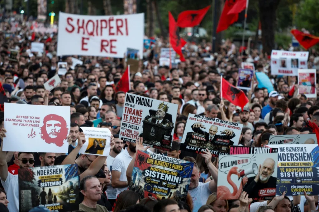Manifestantes se reúnem em frente ao Gabinete do Primeiro-Ministro da Albânia, em protesto contra a construção de um resort de luxo perto de uma área natural protegida.
