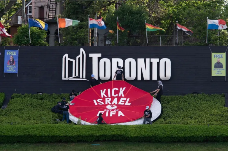 Torcedores da Bósnia e ativistas canadenses protestam por Palestina Livre na Copa do Mundo